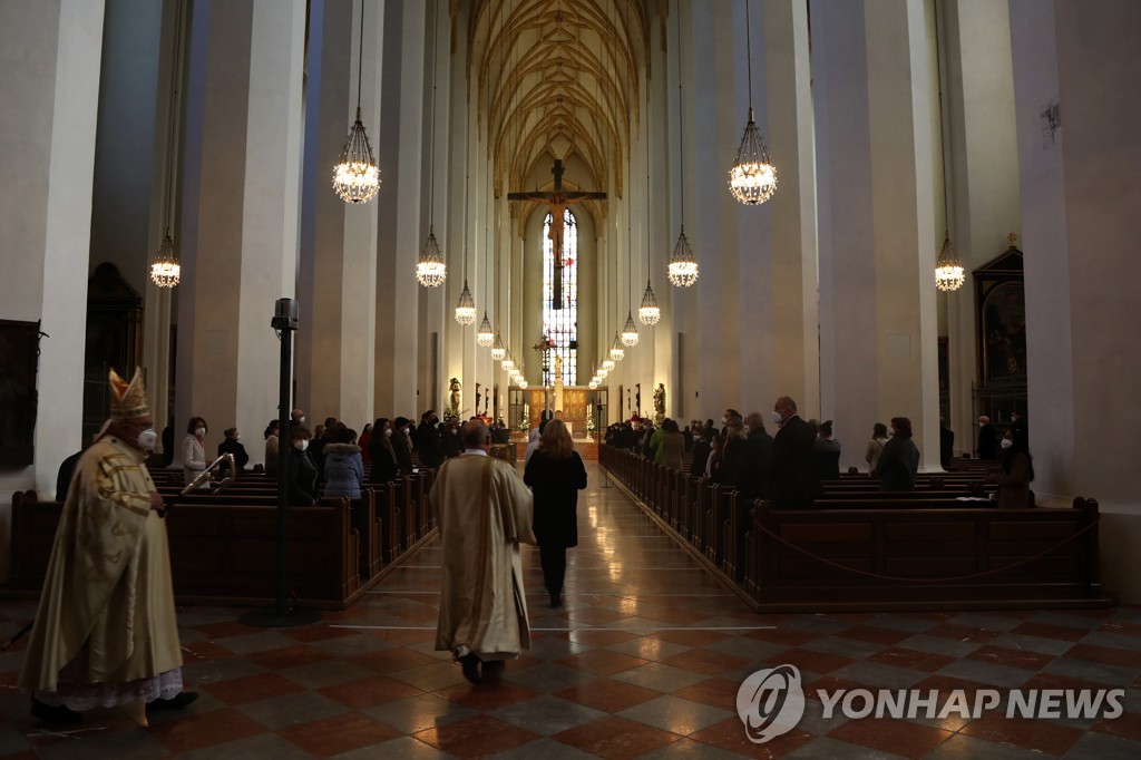 독일 성당, 교황청 금지에도 동성결합 축복…"천국 문 열려있다"