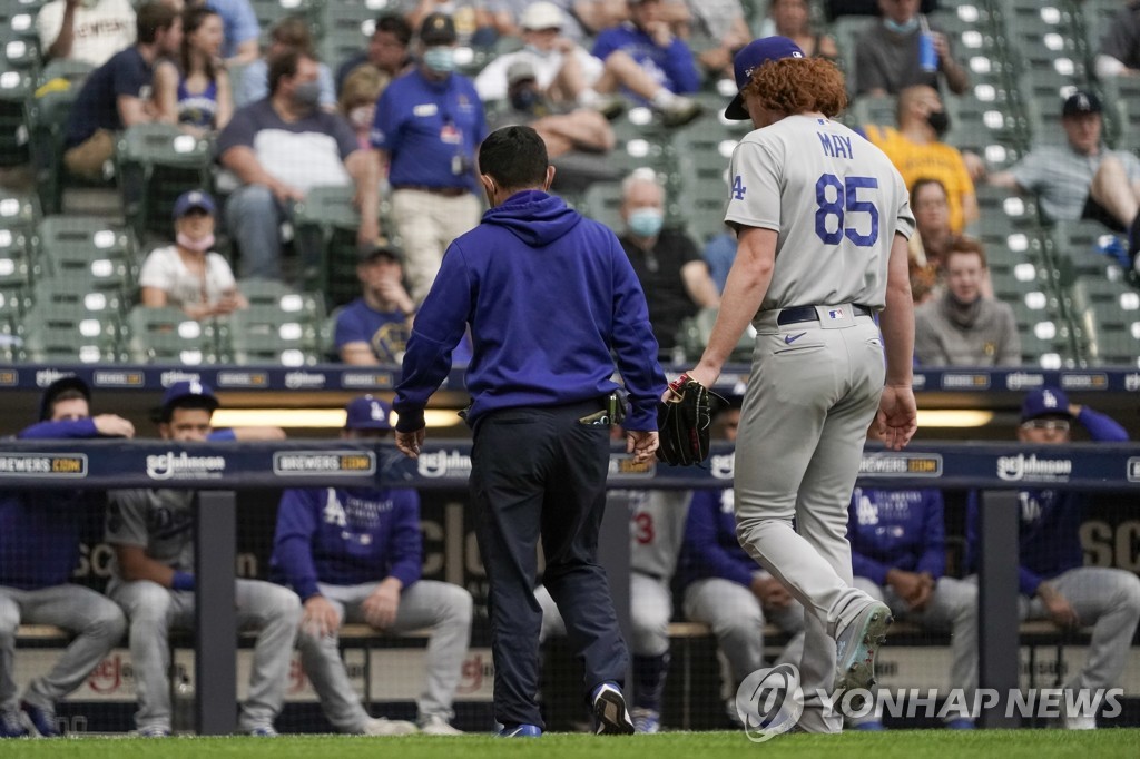 다저스, 메이 팔 부상+밀워키에 연장패…지구 2위로