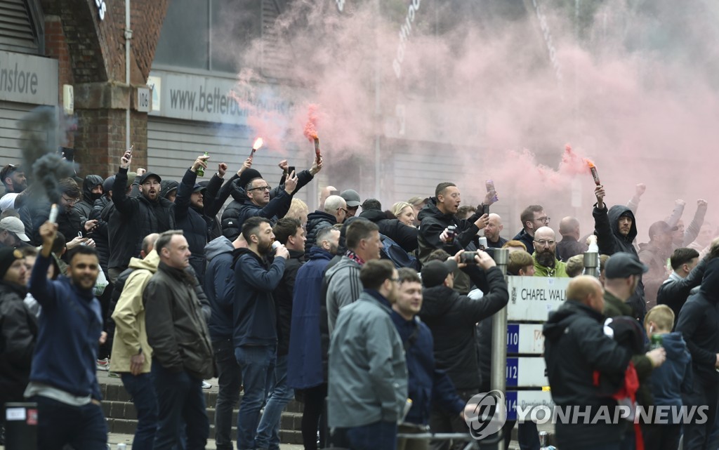 맨유, 팬들 난동에 승점 삭감 가능성도…EPL·FA 조사 착수