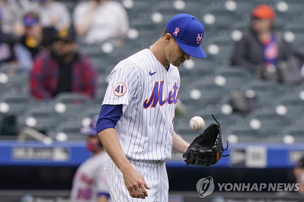 MLB 불운의 투수 디그롬, 옆구리 통증으로 부상자 명단