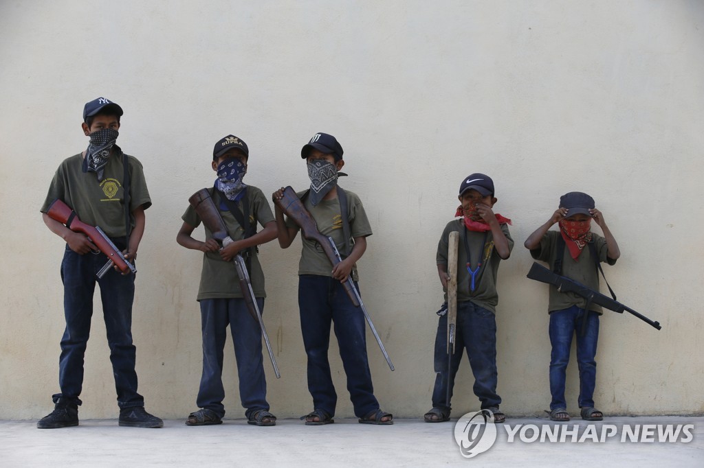 멕시코 시골 어린이들이 총을 든 이유…"정부 향한 절박한 호소"