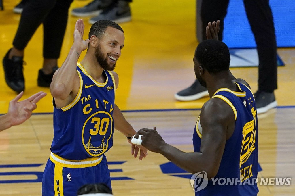 NBA 커리 vs 빌, 득점왕 경쟁…볼 vs 에드워즈는 신인왕 다툼