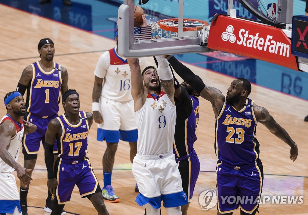 제임스 vs 커리, NBA 플레이오프 진출 티켓 놓고 '단판 승부'