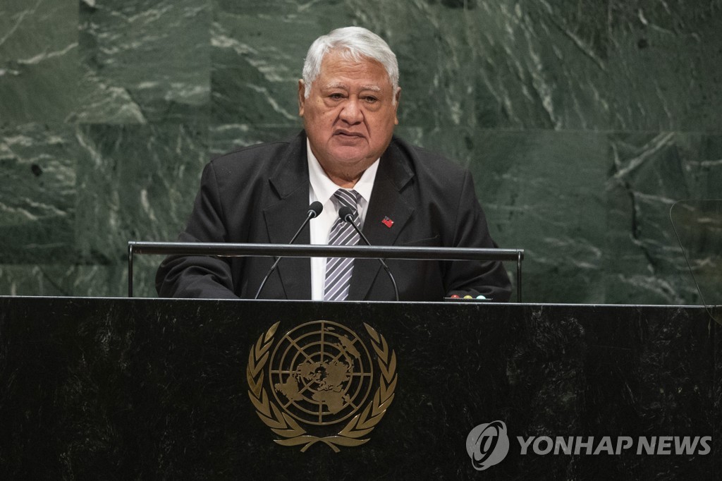 사모아 첫 여성 총리, 전임자 퇴임 거부로 야외 텐트서 취임