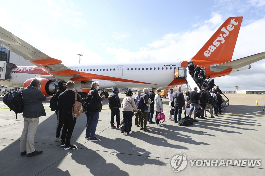 [사진톡톡]이게 얼마만…영국인들 식당서 밥 먹고 부모 안았다