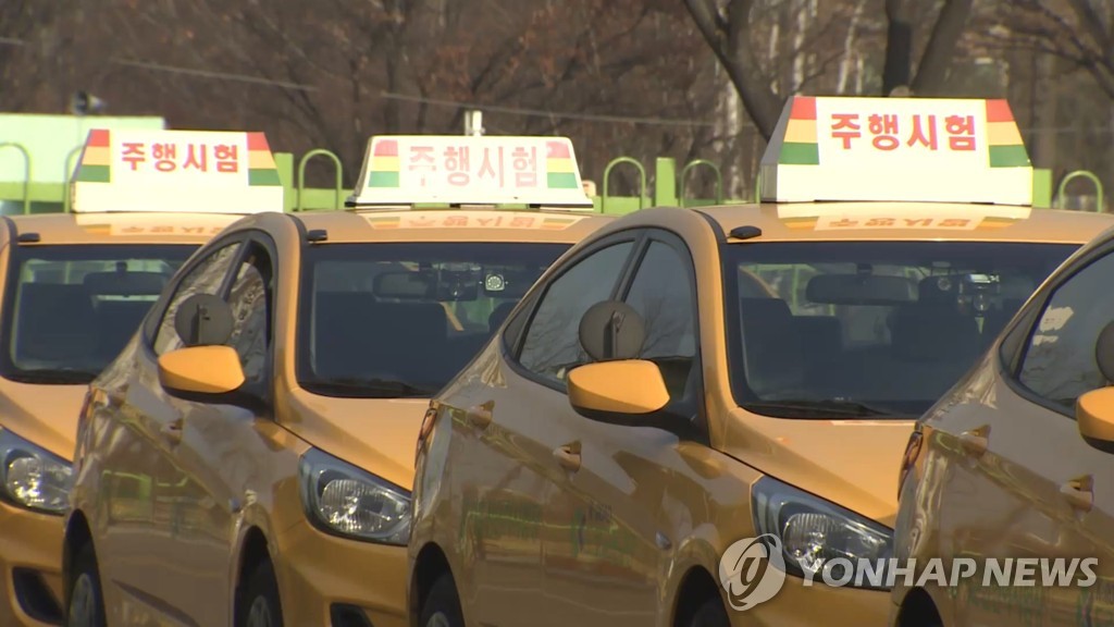 무면허 운전하다 천변 추락…잠적 중에 경찰 추격받자 또 운전