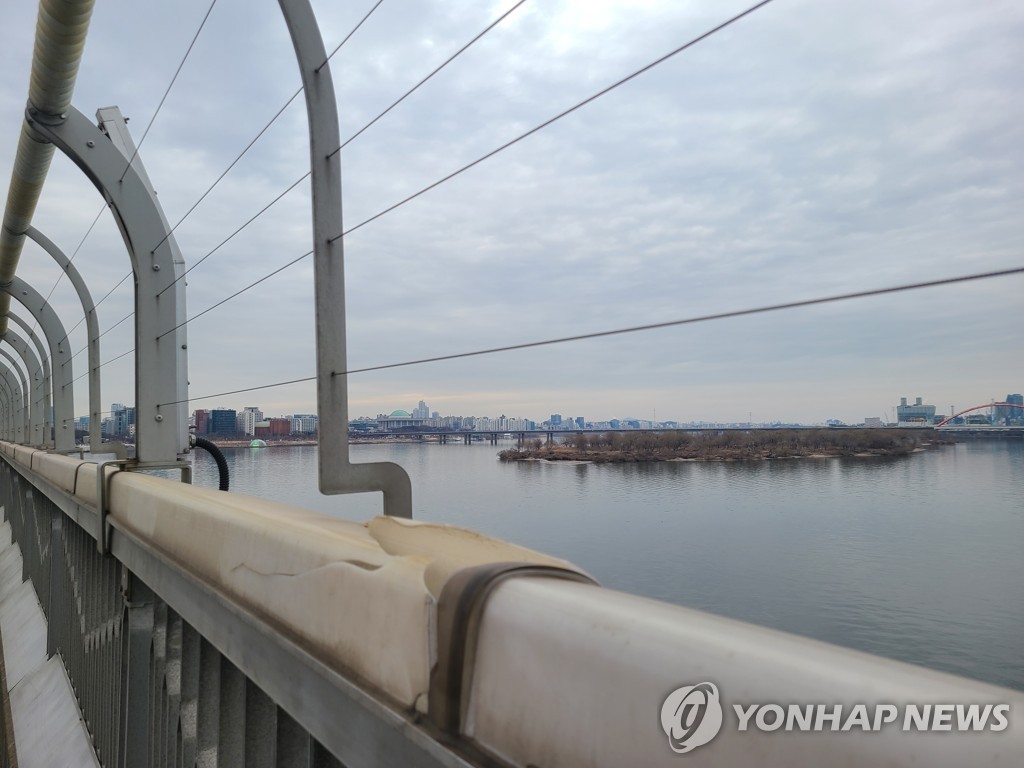 고교생 4명이 마포대교에 매달린 20대 붙잡아 구조