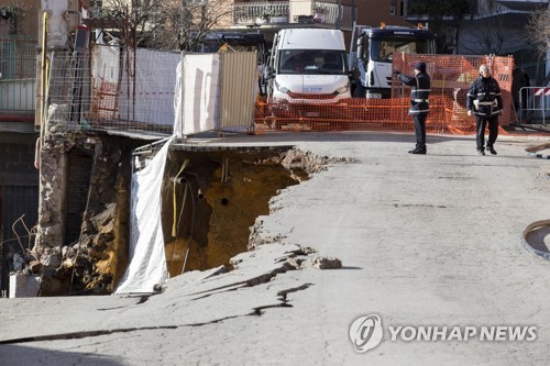 [사진톡톡] 로마서 또 도로 '쩍'…싱크홀로 차량 파손