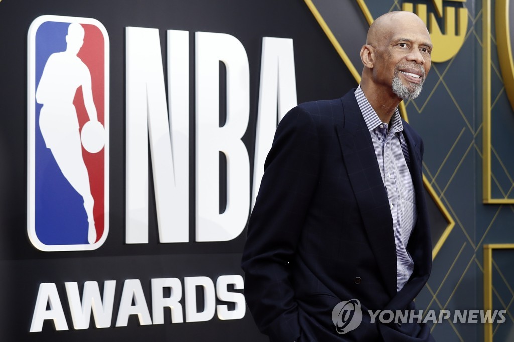 코트 밖으로 한 발 나아간 NBA…'압둘자바 사회정의상' 제정