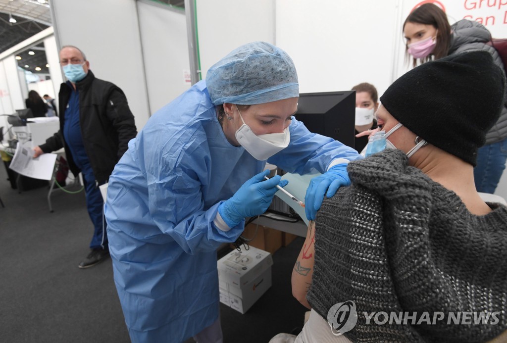 이탈리아서 간호사 실수로 23세 여성에 화이자 백신 6회분 주입(종합)