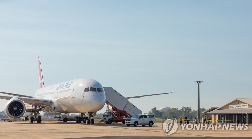 '인도 탈출' 호주인 첫 귀국…코로나 양성자는 인도에 남겨