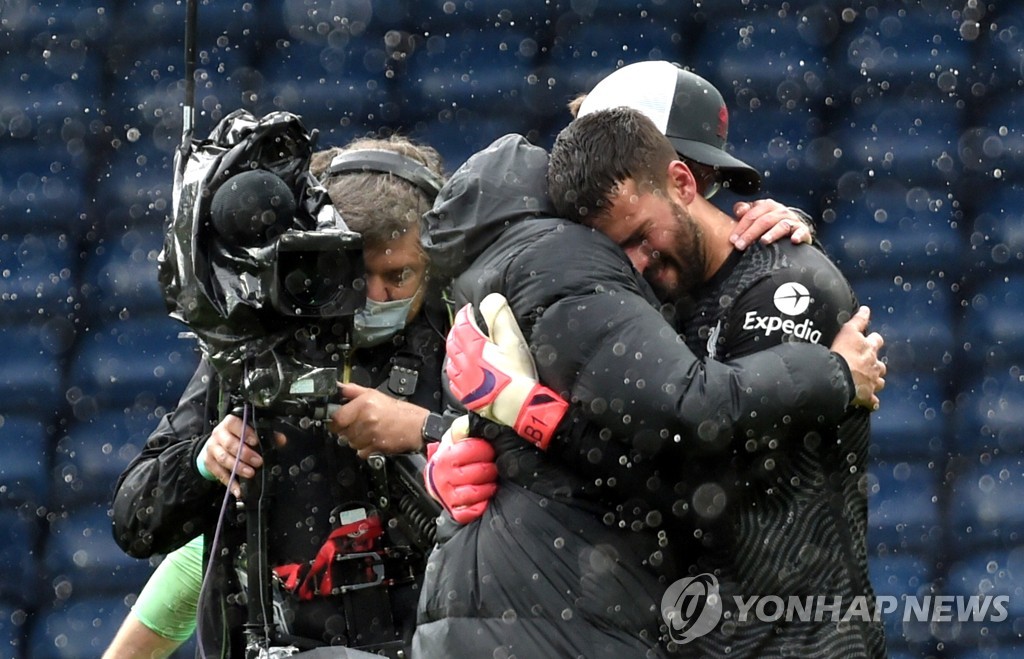 극장골 넣은 리버풀 GK 알리송 "하늘에 계신 아버지께 바칩니다"