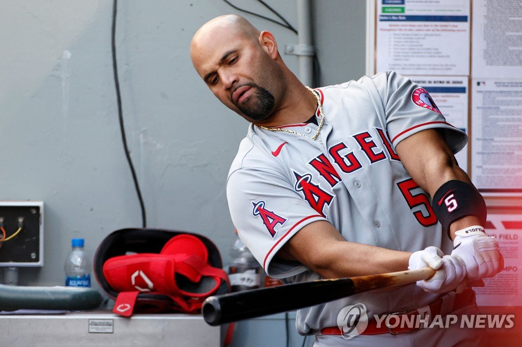 FA로 풀린 MLB 거포 푸홀스, 현역 연장이냐 은퇴냐