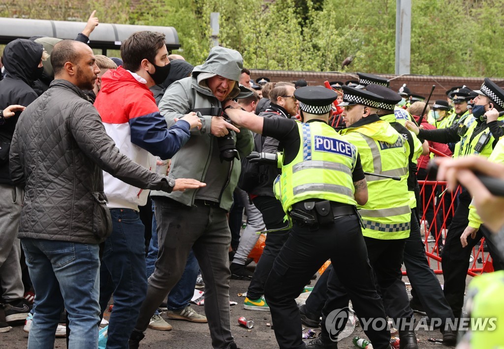 맨유, 팬들 난동에 승점 삭감 가능성도…EPL·FA 조사 착수