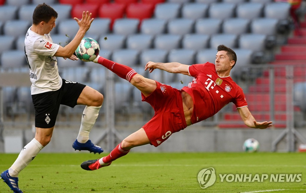 '최강' 뮌헨, 우승 확정되자 6골 축포…레반도프스키 해트트릭