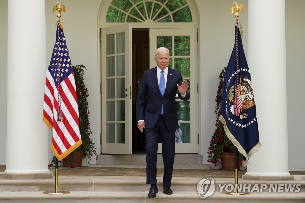실내에서도 마스크 벗은 바이든…"오늘은 대단한 날"(종합)