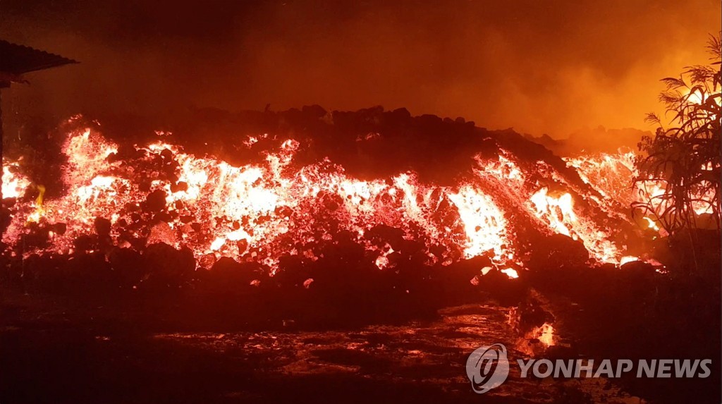 "민주콩고 화산서 분출된 용암, 대도시 인근서 멈춰"[AFP]