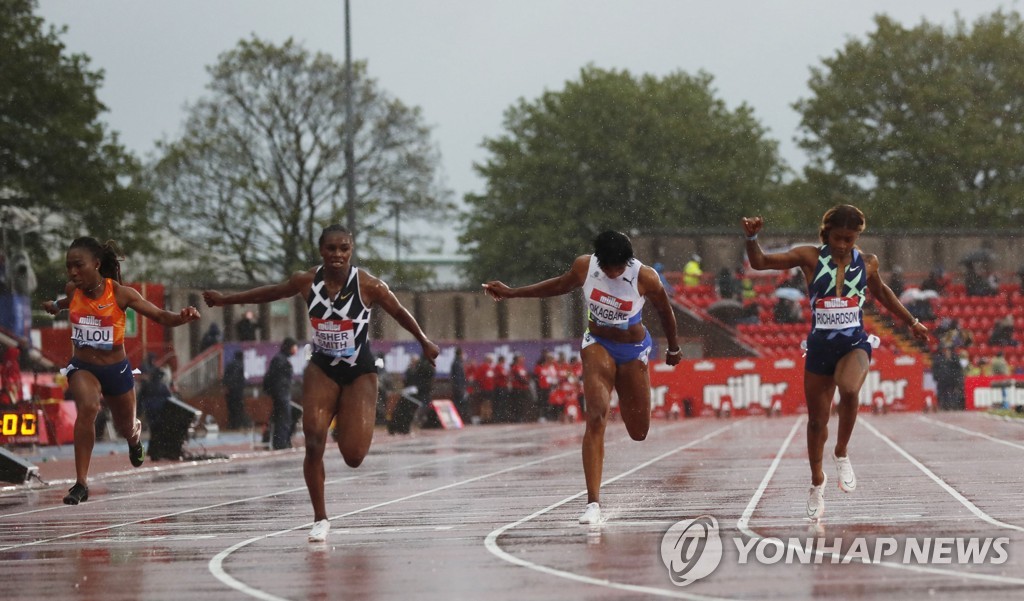 영국 어셔-스미스, 미국 리처드슨과 여자 100ｍ 대결서 승리