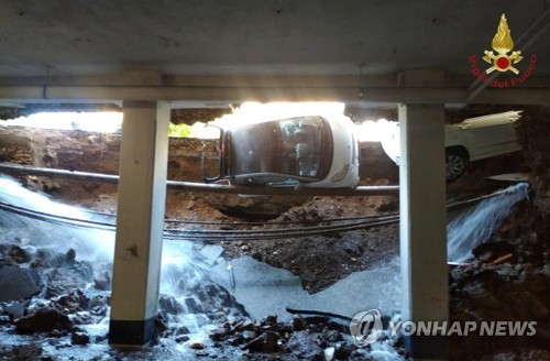 [사진톡톡] 로마서 또 도로 '쩍'…싱크홀로 차량 파손
