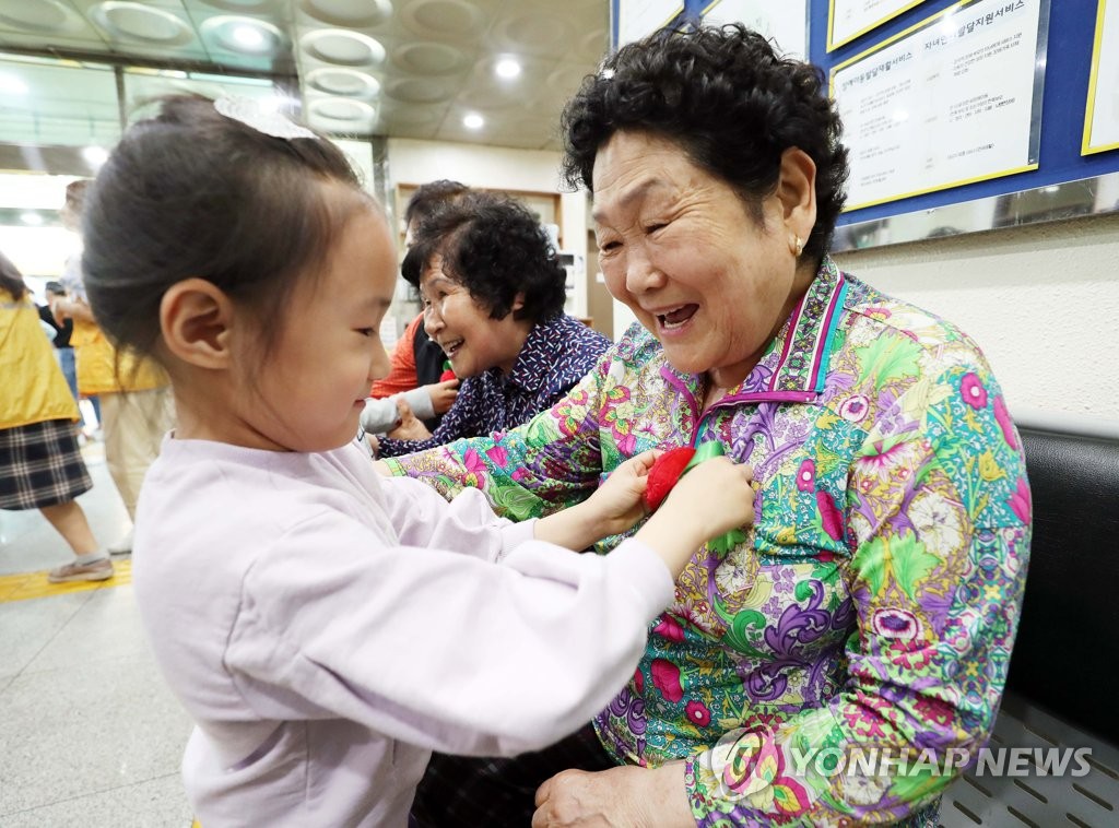 "가정의달, 보험선물 골라볼까…어린이·고령자 가입률 낮아"