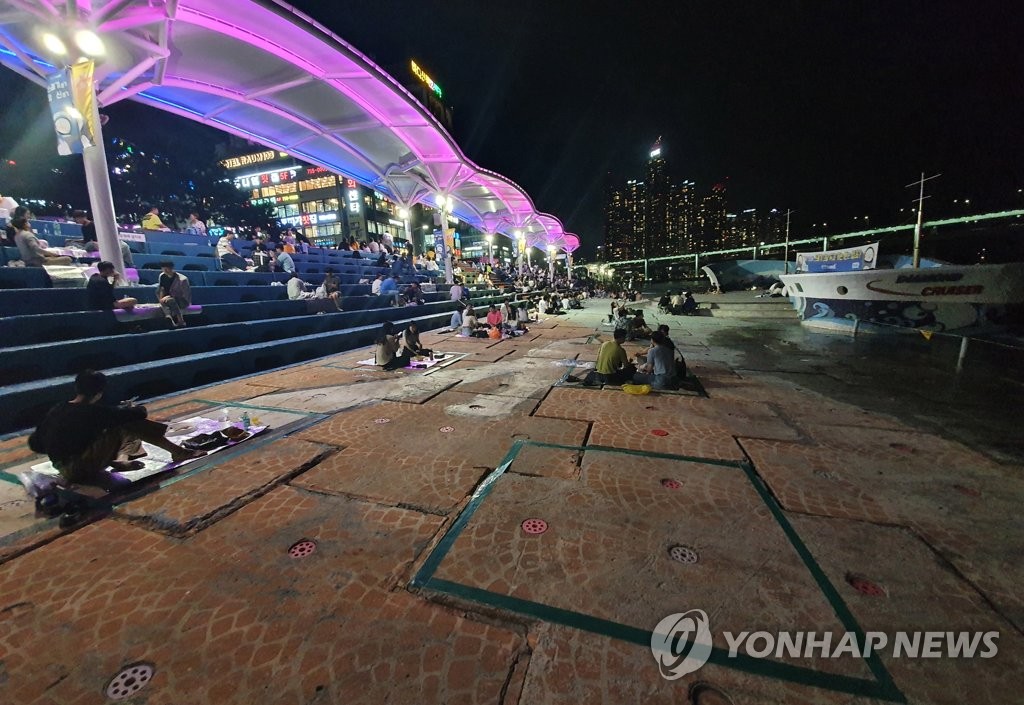 여름밤 부산 '피서 1번지' 민락수변공원 돗자리벽화로 재탄생