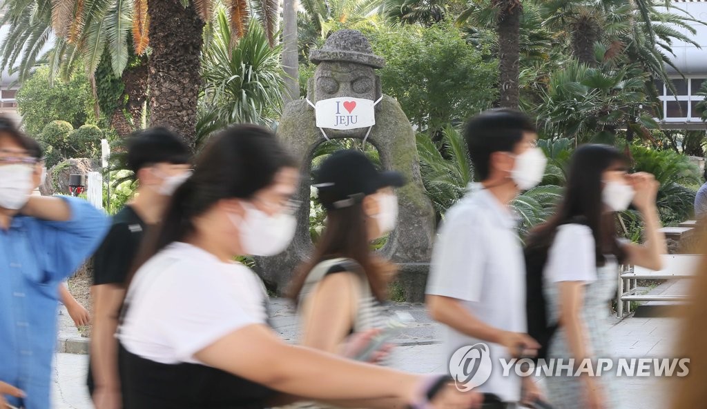 제주 코로나19 두 차례 대유행…관광객 몰린 뒤 확진자 급등(종합)