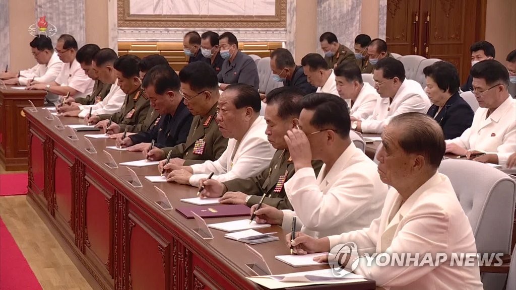 김정은, 어제 리설주와 군인가족공연 관람…"軍문화예술 모범적"(종합)