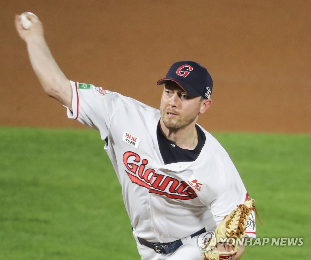 롯데에서 뛰었던 샘슨, MLB 재도전…컵스와 마이너 계약