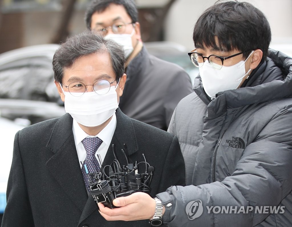 윤갑근 유죄 인정 근거는…법원 "법률자문 아닌 청탁"