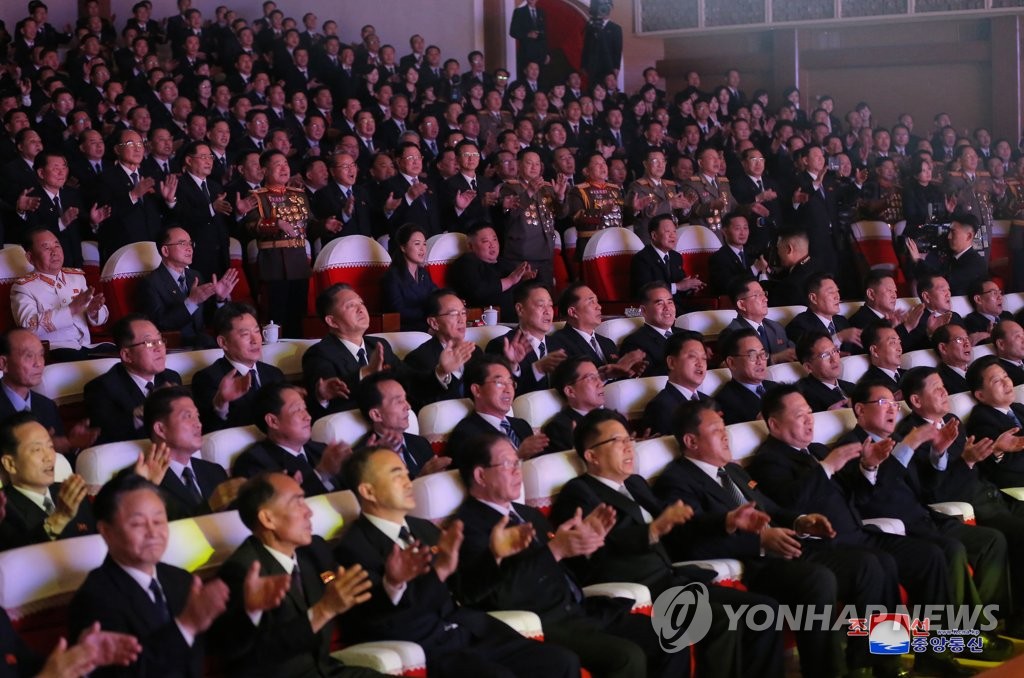 김정은, 어제 리설주와 군인가족공연 관람…"軍문화예술 모범적"(종합)