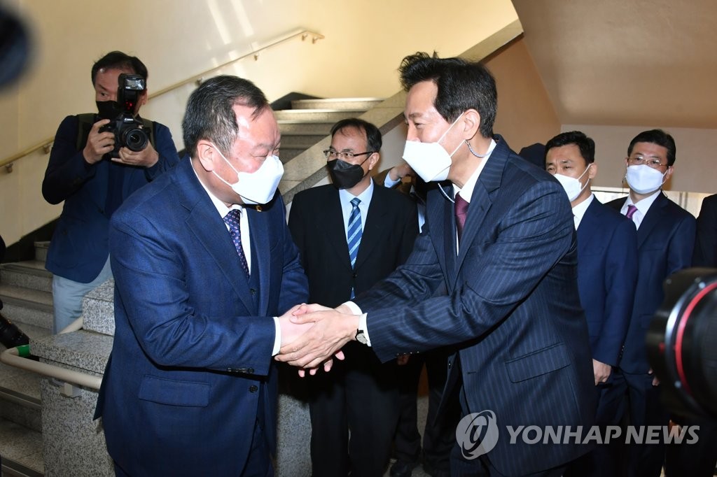 출범 한 달 맞는 오세훈…실리 추구 속 신중 행보