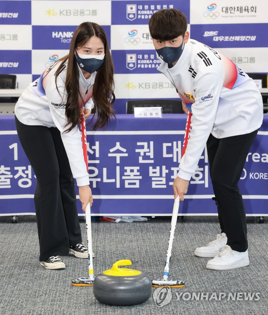 컬링 믹스더블 대표팀, 세계선수권 첫판서 러시아 제압