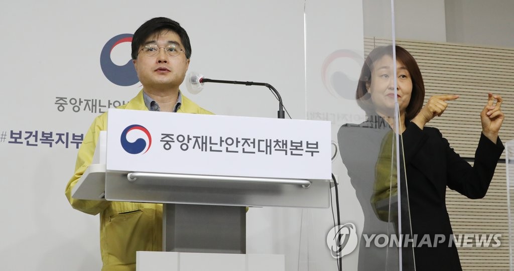 정부 "고령층 1차 접종 마무리되는 7월부터 새 거리두기 적용"