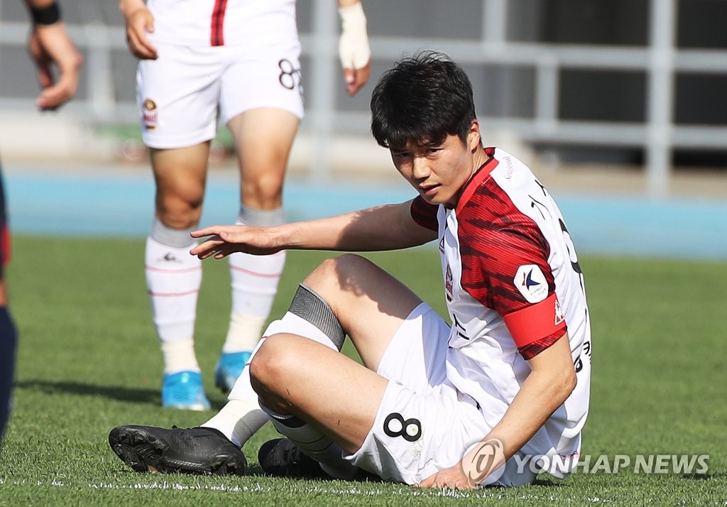 기성용 소환조사 받아…"축구센터건립용, 아버지에게 돈만 보내"