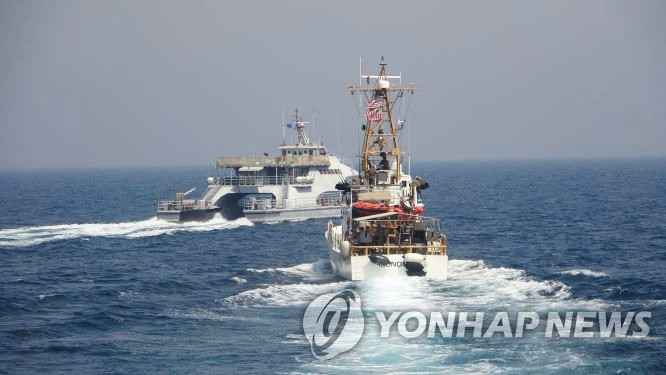 美군함 걸프해역서 이란 고속정에 경고사격…이란 "미군이 도발"