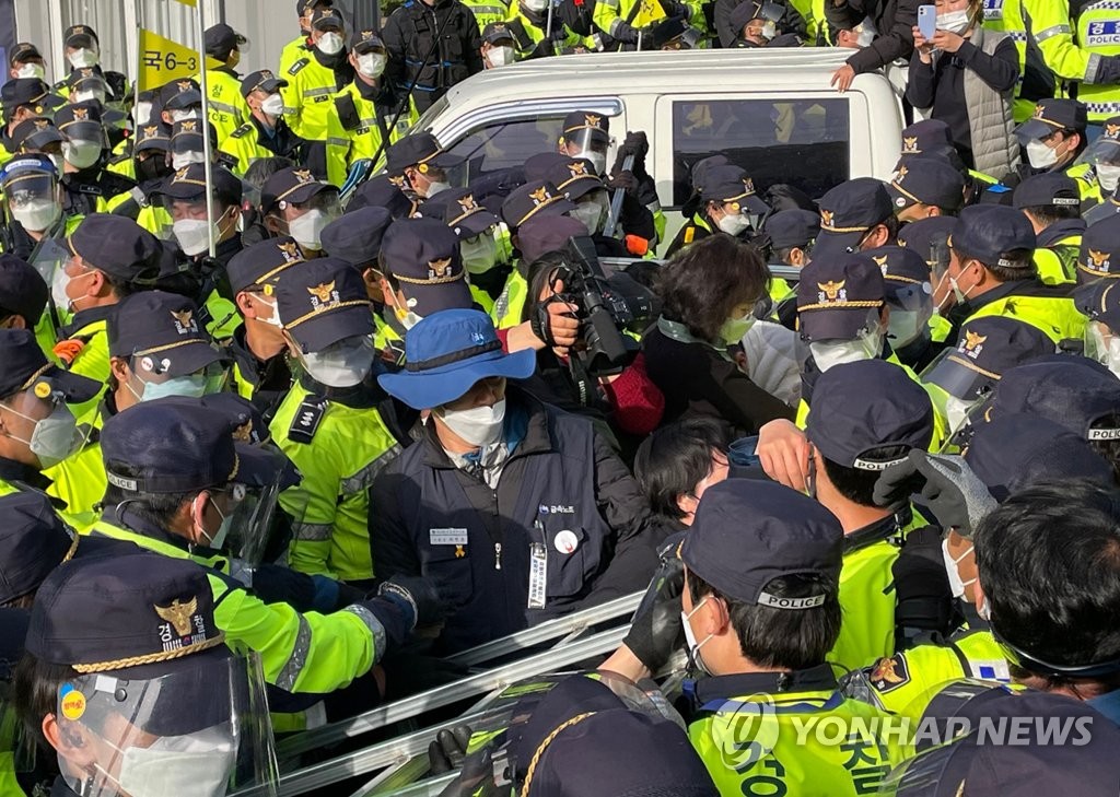 [속보] 사드기지 입구 농성 주민 강제해산 시작