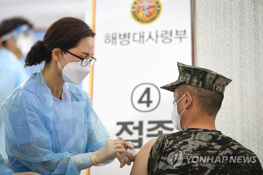 군, 30세이상 장병 7만6천여명 접종…함정 전수조사 전원 음성