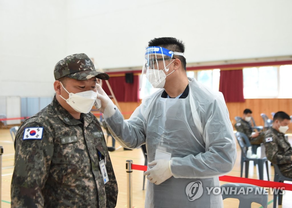 국방부 "2차 백신접종 완료시 예방격리 완화 조치 검토"