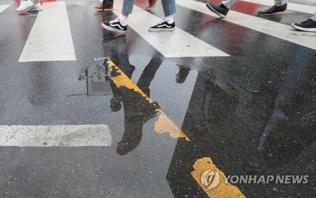 [날씨] 전국 곳곳에서 비…낮부터 차차 맑아져