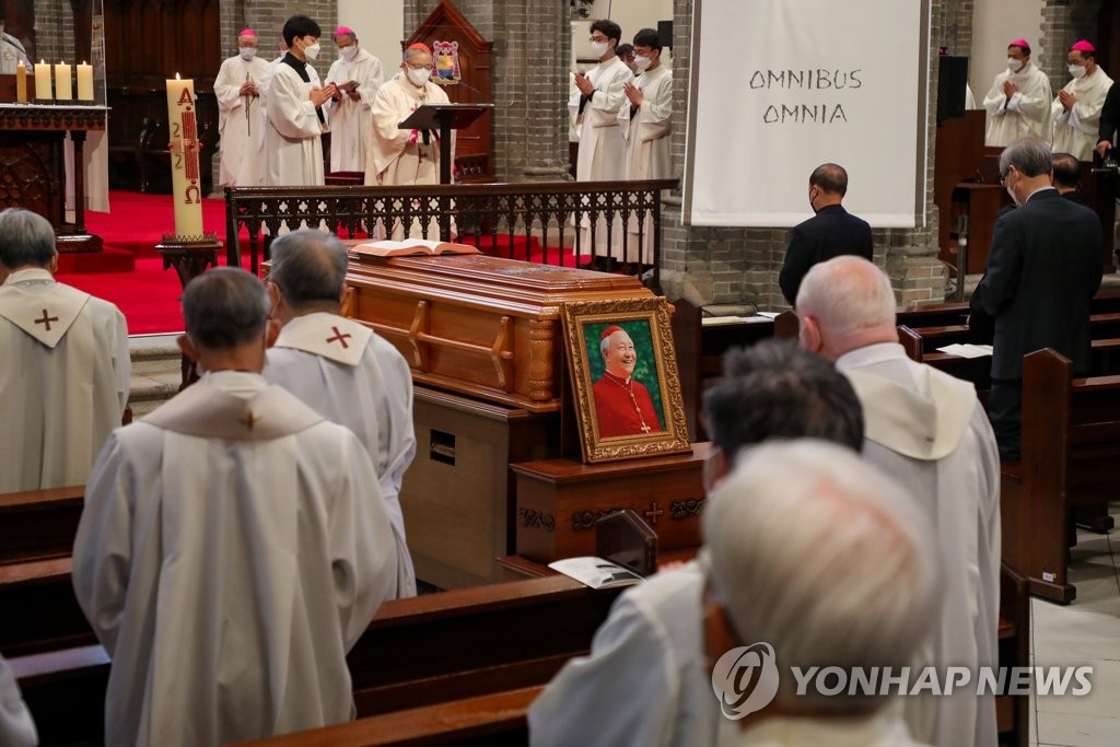 선배와 작별에 울먹인 염수정…'천상의 식탁' 와인 권한 제자(종합)