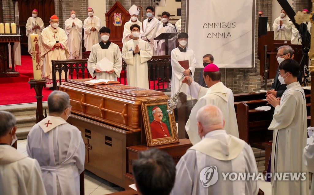 선배와 작별에 울먹인 염수정…'천상의 식탁' 와인 권한 제자(종합)