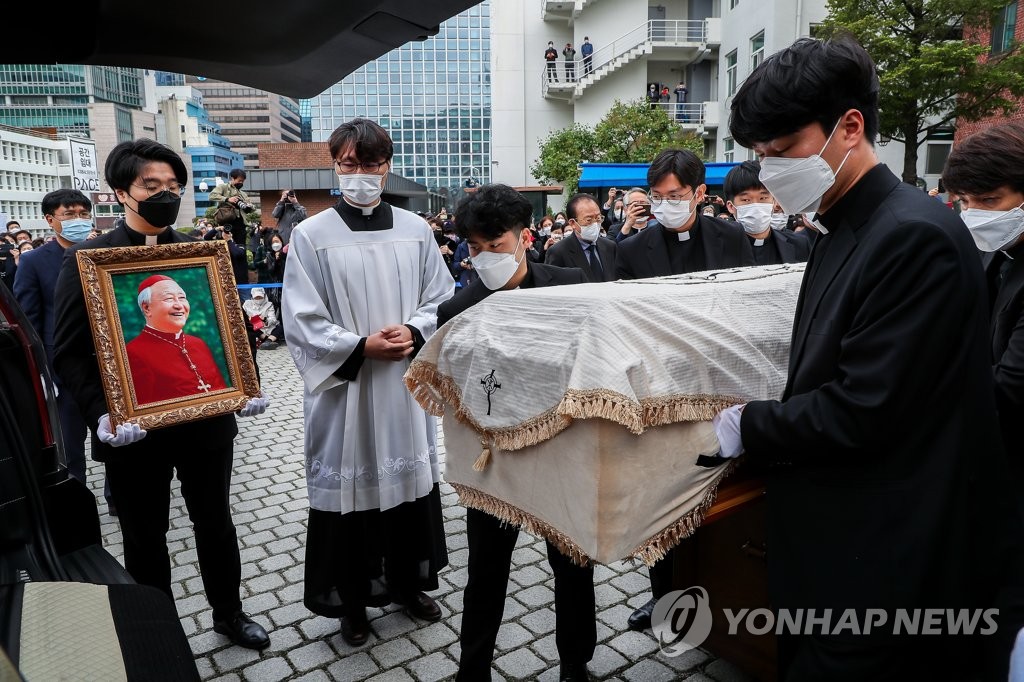 선배와 작별에 울먹인 염수정…'천상의 식탁' 와인 권한 제자(종합)