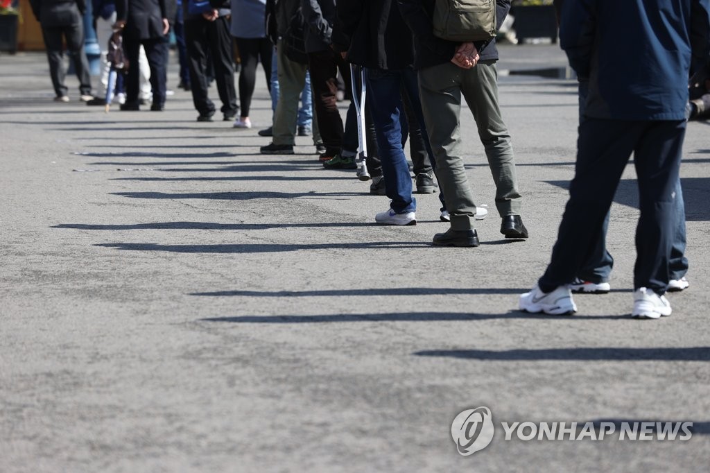 휴일영향에 오늘 500명 안팎…울산서 영국 변이 '우세종' 우려