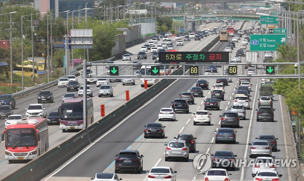 '집에서만 보내기엔 너무 좋은 계절'…마스크 쓰고 밖으로