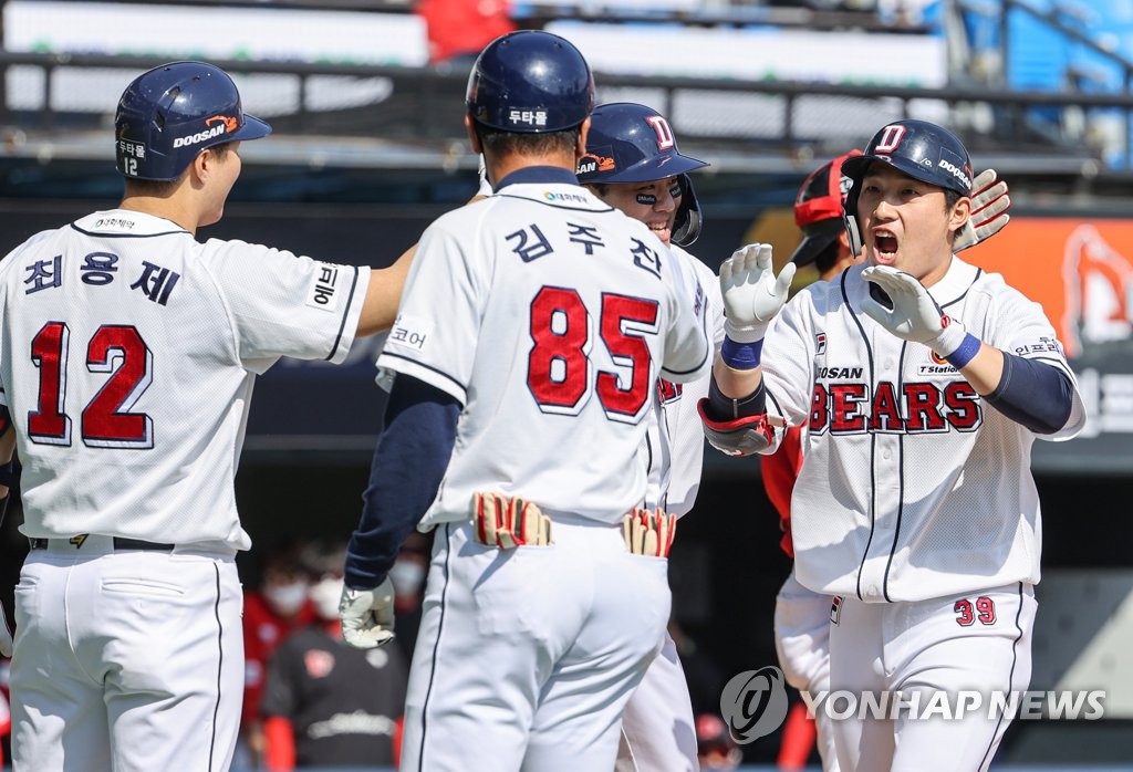 '3홈런으로 8타점' 두산, SSG에 완승…유희관은 첫 승리