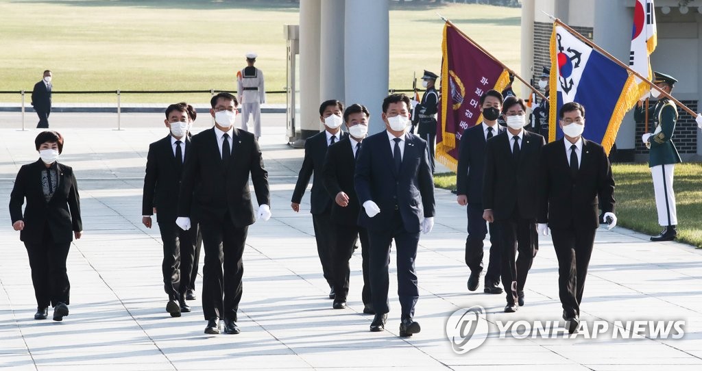 송영길, 박정희·이승만 참배…"국가헌신" "독립정신" 기려(종합)