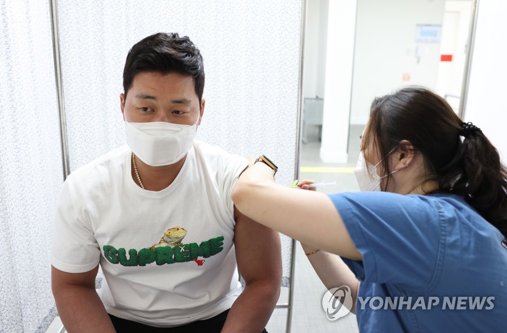 KBO, 백신 2차 접종 다음 날인 25일 경기 취소…10월 재편성