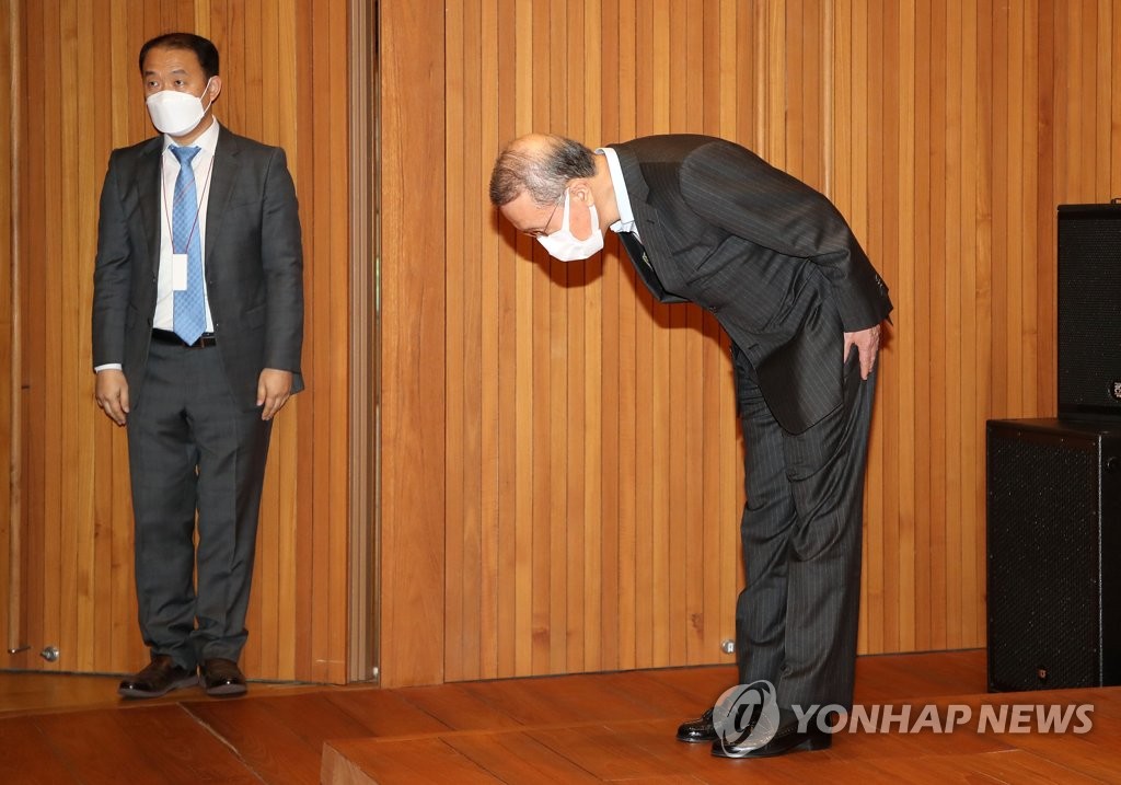 홍원식 남양유업 회장 사퇴…"자식에 경영권 안 물려주겠다"(종합)