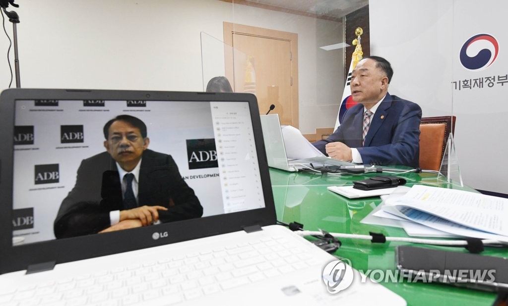 홍남기, ADB총재와 화상회의…협조융자 7억달러로 확대