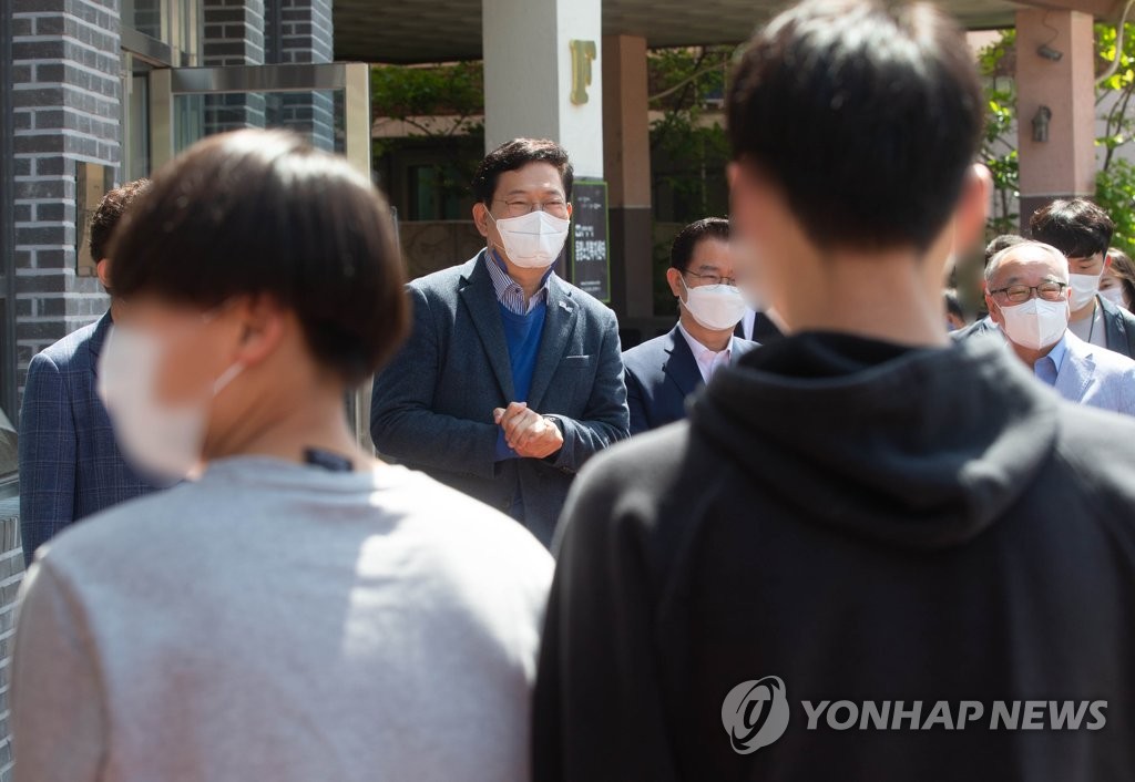 아동복지센터 간 송영길 "가장 소중한 존재, 씩씩하게 잘 살아주세요"